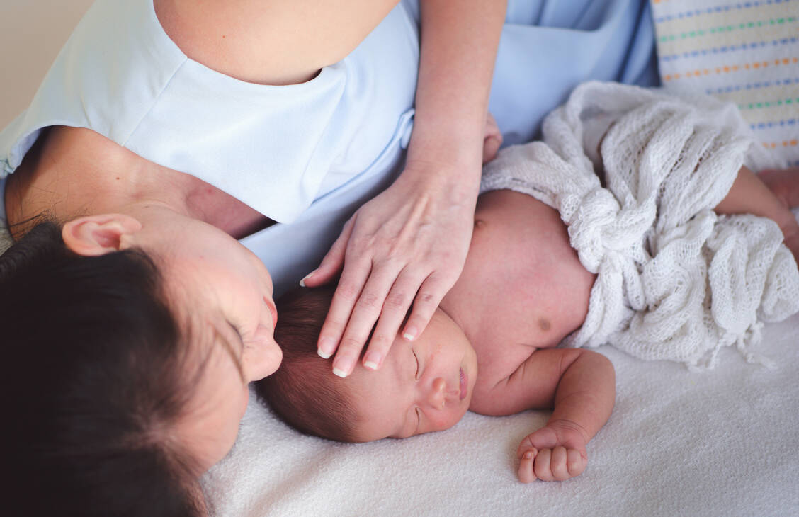 In der Zeit nach der Entbindung, im sogenannten Wochenbett, ist die Gerinnbarkeit des Blutes natürlicherweise erhöht. / © Adobe Stock/xreflex