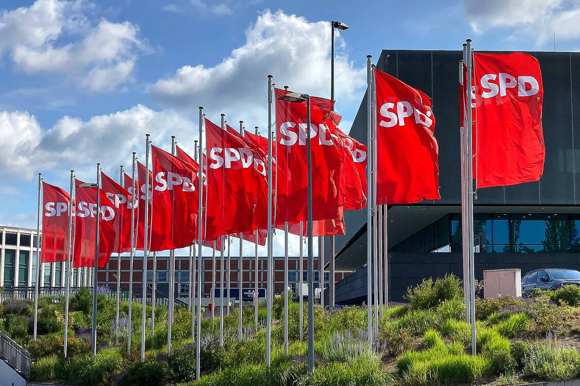 Uneinigkeit in der Koalition: Die SPD kritisiert jüngste Vorstöße der Union zum Sozialstaat. In der Vorstandsklausur sprachen sich die Sozialdemokraten für eine Gesundheitsabgabe aus.  / © Imago / dts Nachrichtenagentur