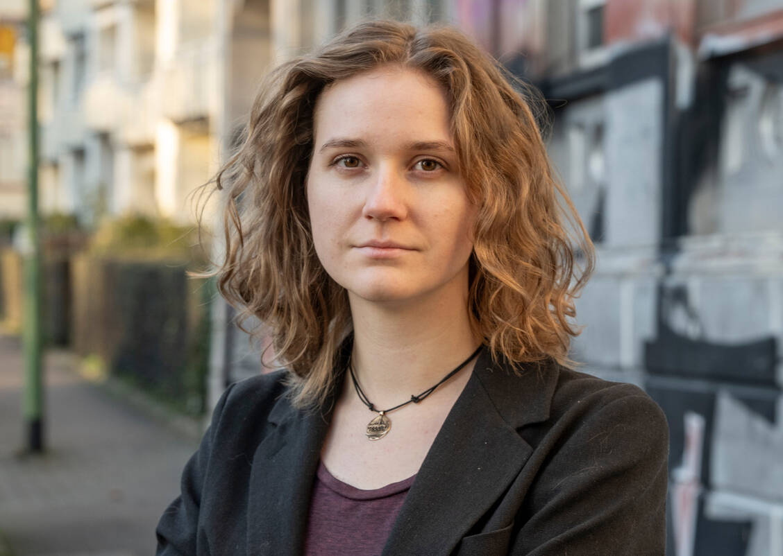 Amelie Vollmer aus Offenburg gehört zum Spitzentrio der Linken Baden-Württemberg für die Landtagswahl 2026. Nicht im Bild, aber mit im Team sind zudem Kim Sophie Bohnen und Mersedeh Ghazaei. / © Philip Eichler