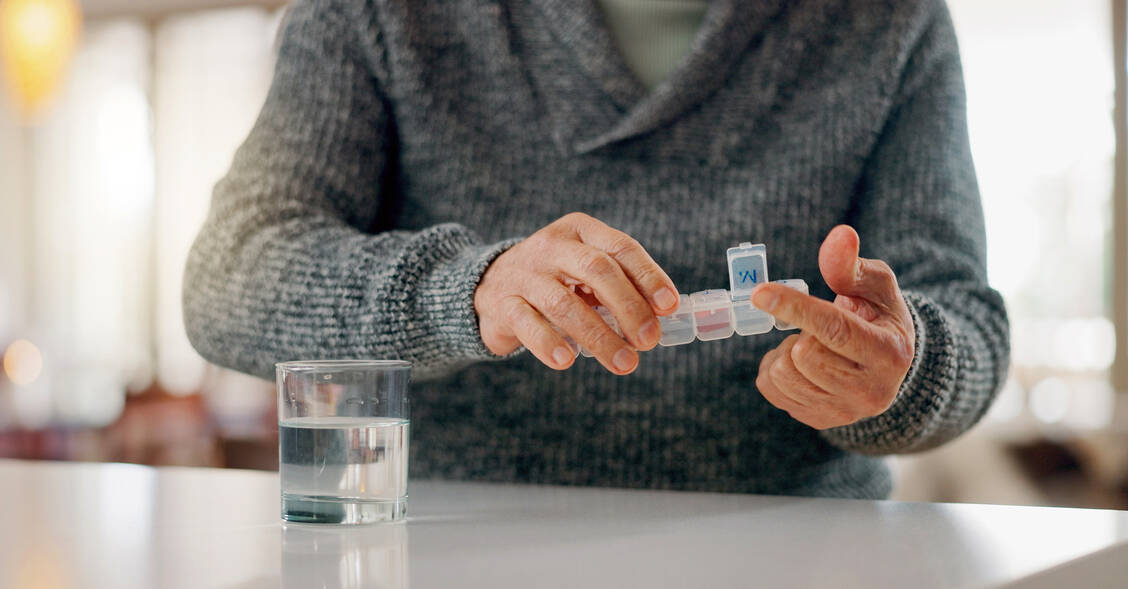 Anticholinerg wirksame Medikamente wie Trizyklika oder Parkinson-Mittel können kognitive Defizite auslösen oder fördern. Diese sind nicht immer reversibel. / © Shutterstock/PeopleImages