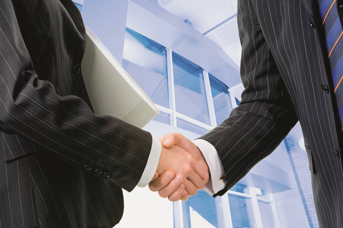 Manchmal wechseln Mitarbeiter von Politikern die Seite. Oft wird das nicht bekannt, kritisiert die Organisation »abgeordnetenwatch.de« und fordert mehr Transparenz. Foto: Fotolia/pressmaster 