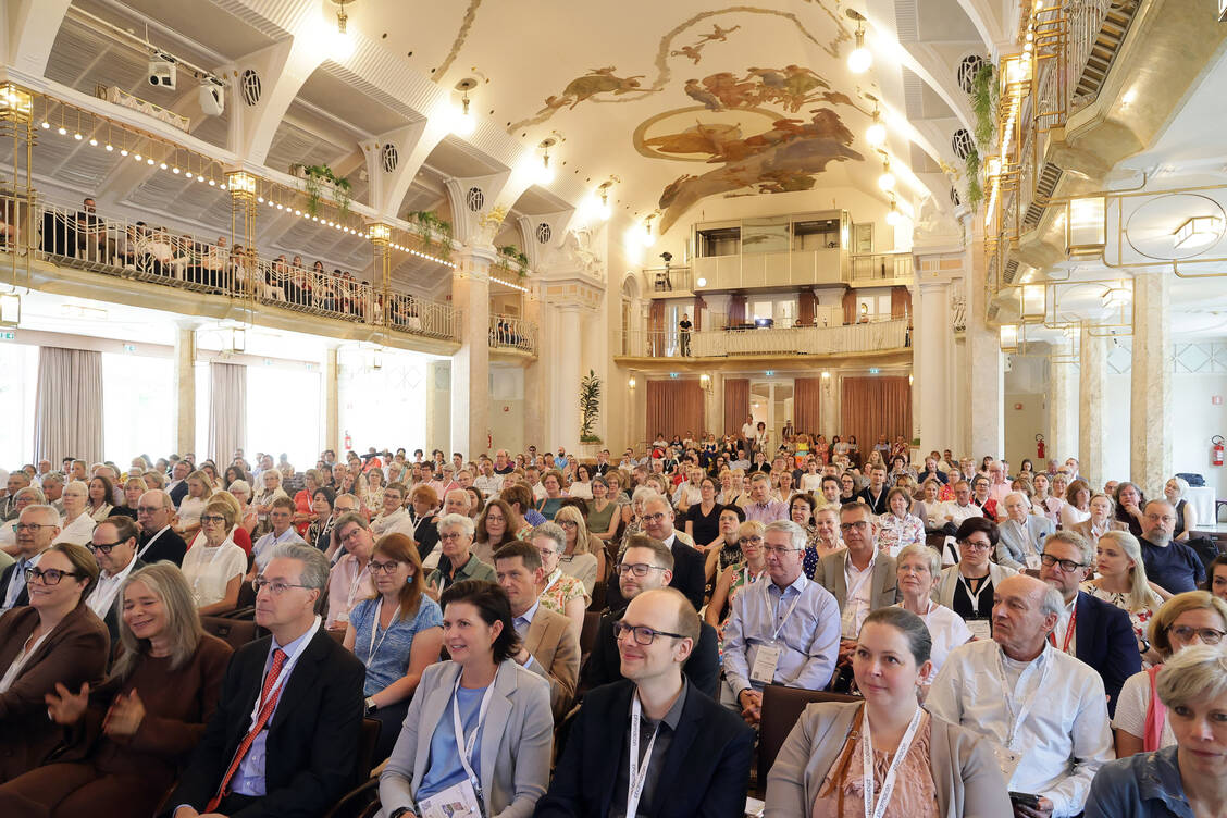 Eine Woche lang kamen zahlreiche Teilnehmende aus öffentlichen Apotheken, Krankenhausapotheken, der pharmazeutischen Industrie sowie Studierende, Pharmazeutinnen und Pharmazeuten im Praktikum in Südtirol zusammen. / © PZ/Alois Müller