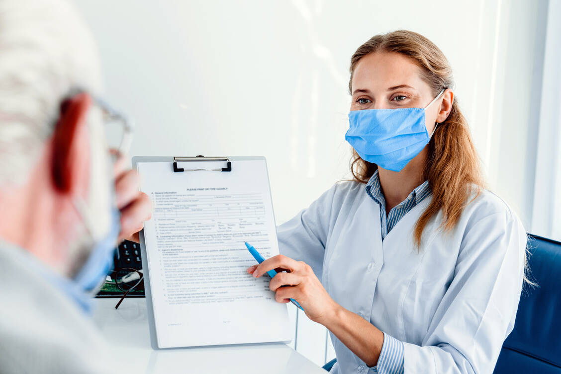 Das Apothekenteam kann Krebspatienten vielfältig unterstützen. Wichtige Aspekte der Beratung sind der Umgang mit oralen Tumortherapeutika, deren Einnahme, Aufbewahrung und Entsorgung. / Foto: Adobe Stock/InsideCreativeHouse