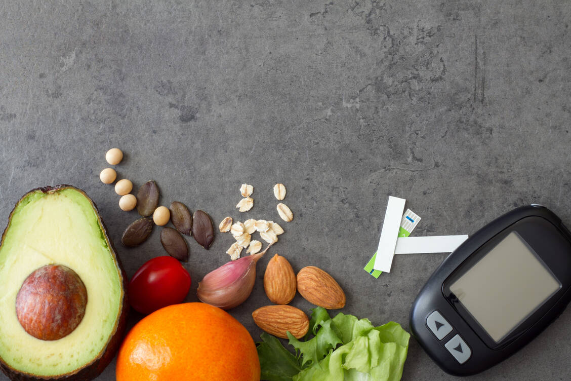 Sport und gesunde Ernährung unterstützen den Stoffwechsel und beugen in den Wechseljahren der Entwicklung eines Diabetes vor. / © shutterstock/udra11