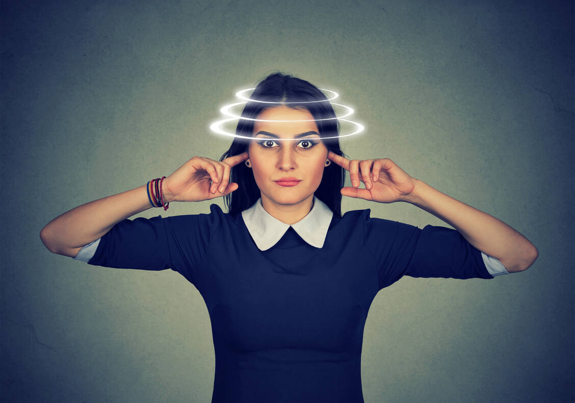 Morbus Menière ist eine chronische Erkrankung des Innenohrs. Sie ist von rezidivierenden Dreh-Schwindelepisoden geprägt, unter anderem einhergehend mit Hörminderung, Tinnitus, Ohrdruck ein-  oder beidseitig. / Foto: Getty Images/SIphotography