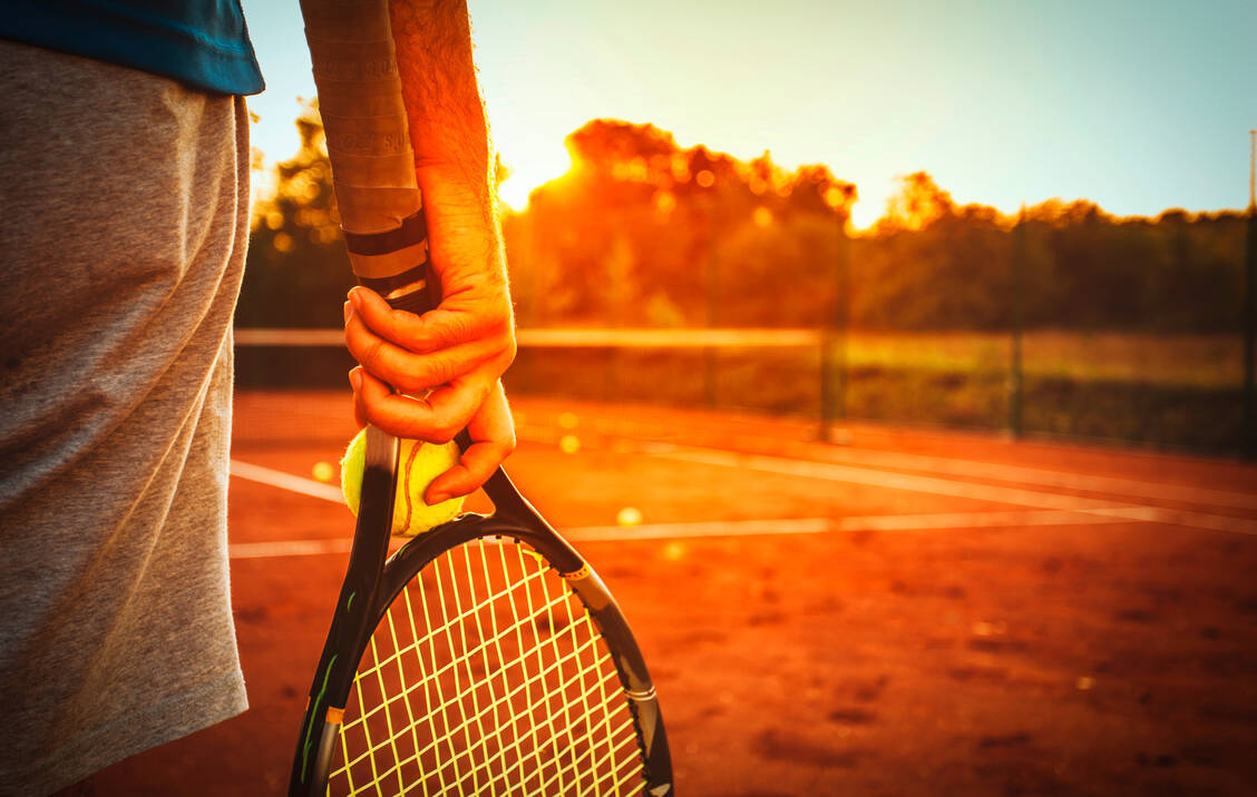 Game over: Schmerzen aufgrund eines Tennisarms zwingen mitunter zur Sportpause. / Foto: Adobe Stock/likoper