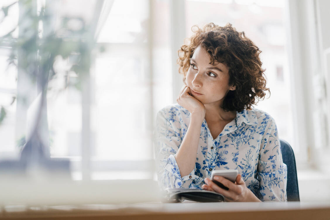 Statt auf den Bildschirm einfach mal ins Leere zu schauen hilft, Probleme zu lösen, Kreativität zu steigern und Stress zu mindern. / Foto: Getty Images/Westend61