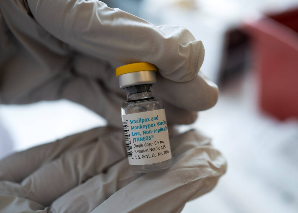 Die Affenpockenvakzine trägt in den USA den Namen Jynneos®. Sie ist identisch mit dem Präparat Imvanex®. / Foto: picture alliance/Associated press | Richard Vogel