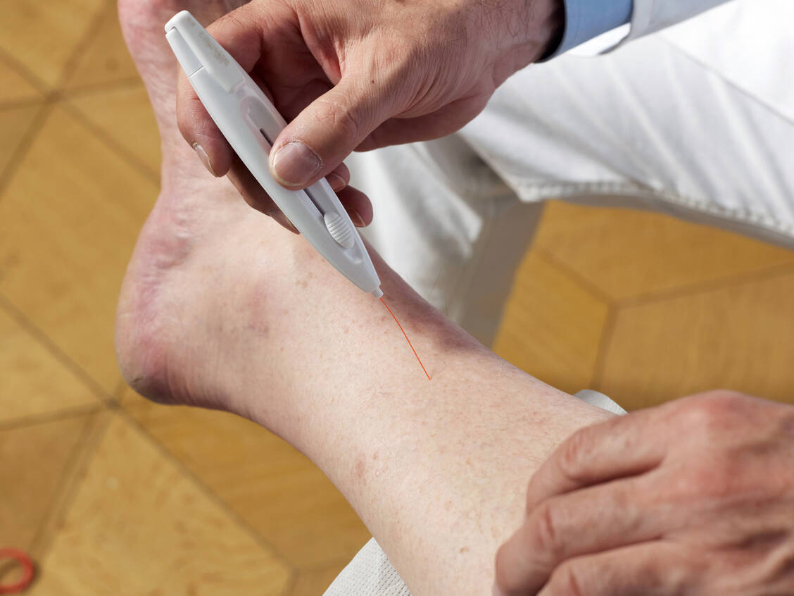 Die regelmäßige Fußuntersuchung beim Arzt ist ein Muss für Diabetespatienten. / Foto: Adobe Stock/Bernhard Schmerl