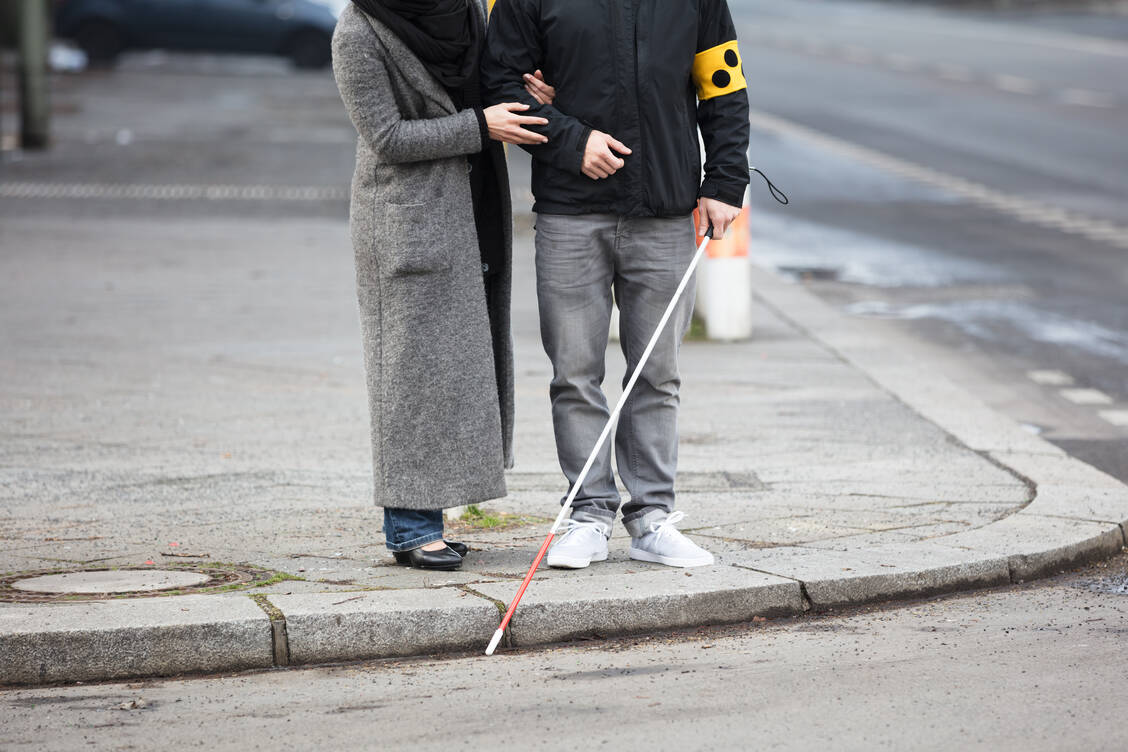 Unbehandelt erblinden Patienten mit erblicher Netzhautdystrophie unweigerlich meist schon in jungen Jahren. / Foto: Getty Images/Andrey Popov