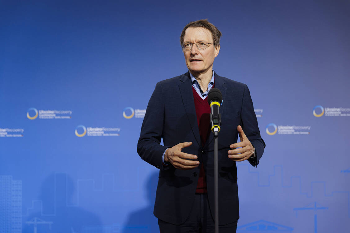 Gesundheitsminister Professor Karl Lauterbach (SPD) bei der »Ukraine Recovery Conference« in Berlin.  / Foto: IMAGO/photothek