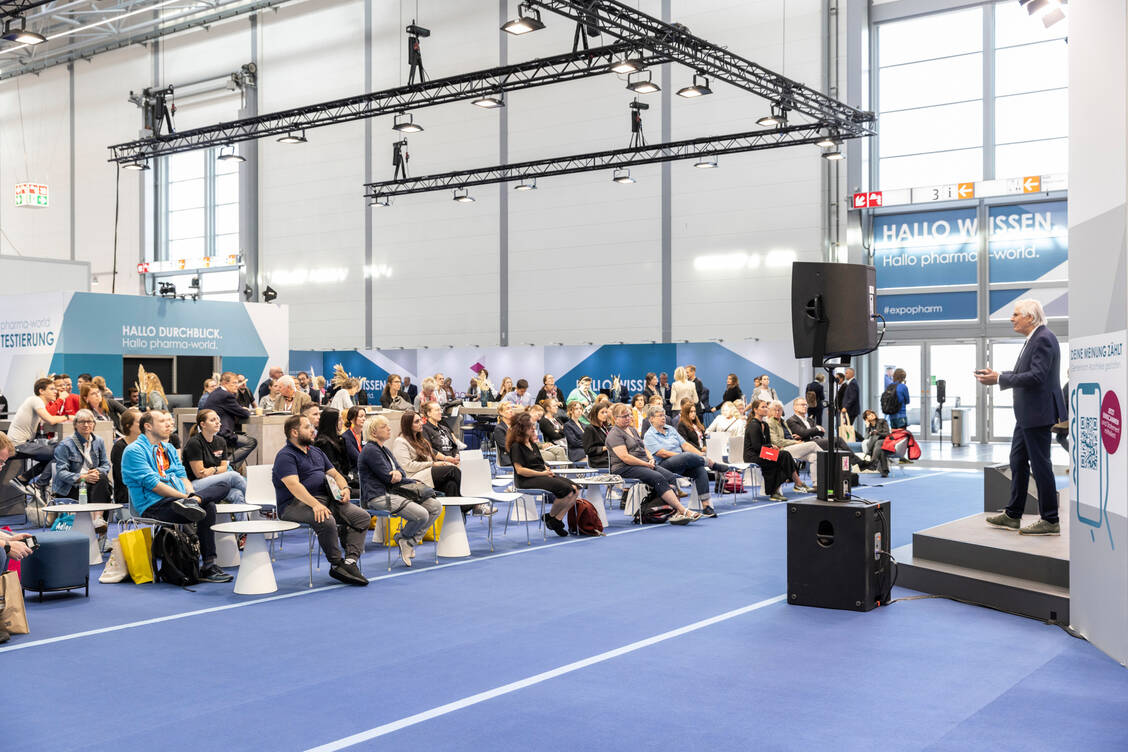 Spannende Vorträge und Podiumsdiskussionen finden an allen Messetagen auf der Pharma-World-Bühne statt. / Foto: Avoxa/Expopharm