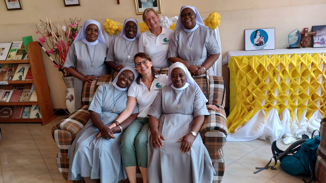 Die Ordensschwestern des St. Therese Health Centers Bukoba hießen die Projektkoordinatorinnen Dr. Martina Gerhardt und Claudia Bachmann bei ihrem Kennenlernbesuch im Mai dieses Jahres herzlich willkommen.  / © Apotheker ohne Grenzen