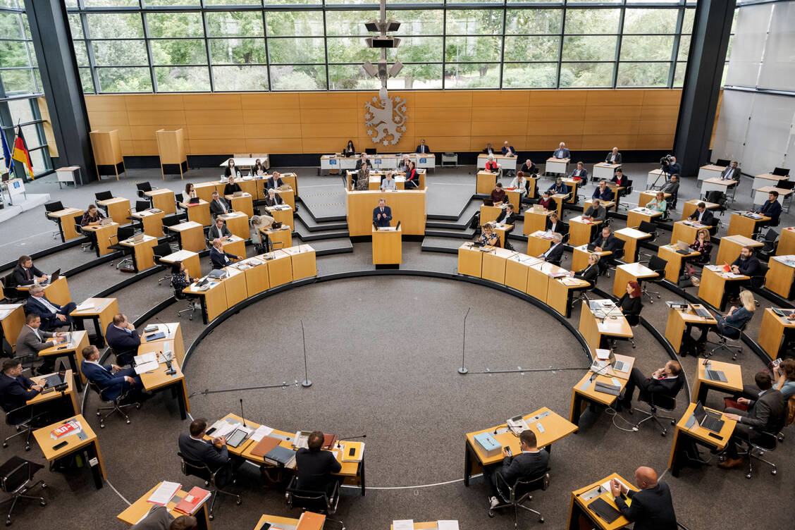 Die Parlamente der Bundesländer (hier der Landtag in Thüringen) beschäftigen sich mit der Frage, wie viele Apotheken in ihrem Bundesland von der AvP-Pleite betroffen sind und welche Hilfen den Apotheken zustehen. / Foto: imago images/Jacob Schröter