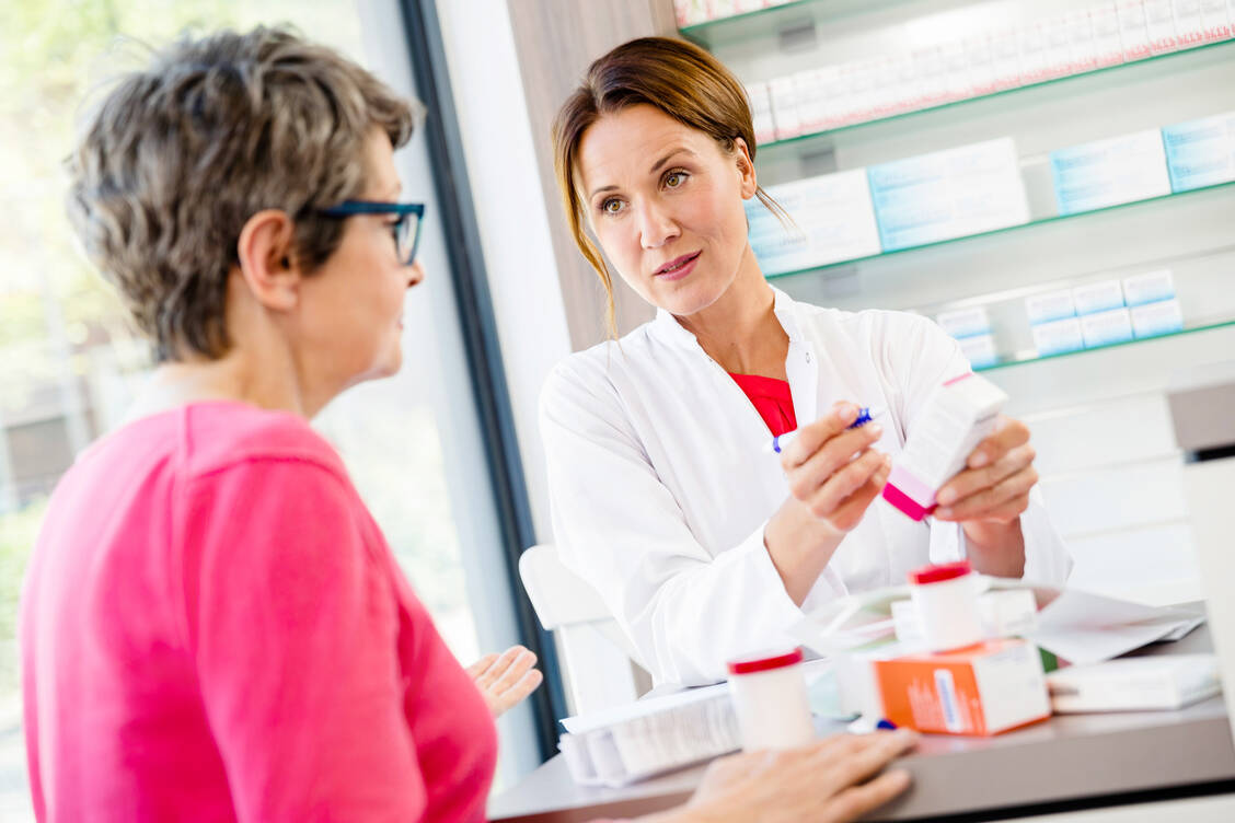 Der erste Schritt ist immer die Erfassung der Gesamtmedikation in der Apotheke. Nach dem Patientengespräch wird eine pharmazeutische AMTS-Prüfung durchgeführt, die sämtliche Arznei- und Nahrungsergänzungsmittel erfasst. / Foto: ABDA