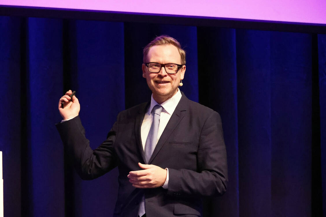 Der Philosoph Professor Dr. Markus Gabriel sprach beim Pharmakon Schladming über Ethische Intelligenz. / © Alois Mueller
info@amfotos.com