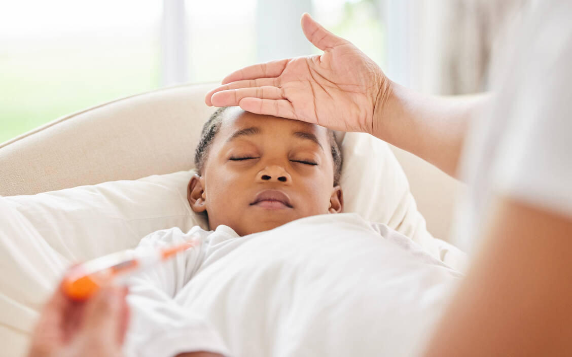 In den USA sind in diesem Winter Kinder besonders stark von der Grippe betroffen, zeigt ein aktueller Bericht.  / © Getty Images/PeopleImages