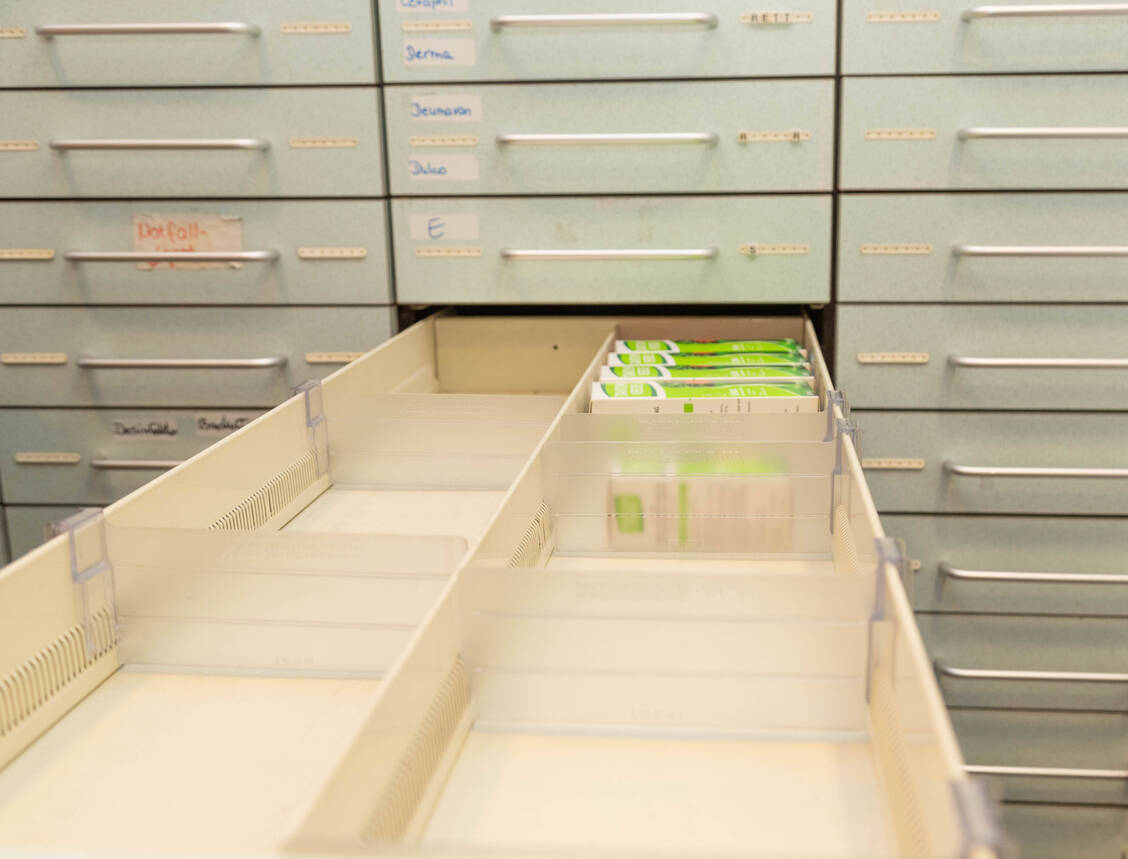 Um Lieferengpässe einzudämmen, muss Deutschland grundsätzlich unabhängiger von der Arzneimittelproduktion außerhalb Europas werden, sagt ABDA-Präsident Thomas Preis. / © Imago Images/Gutschalk