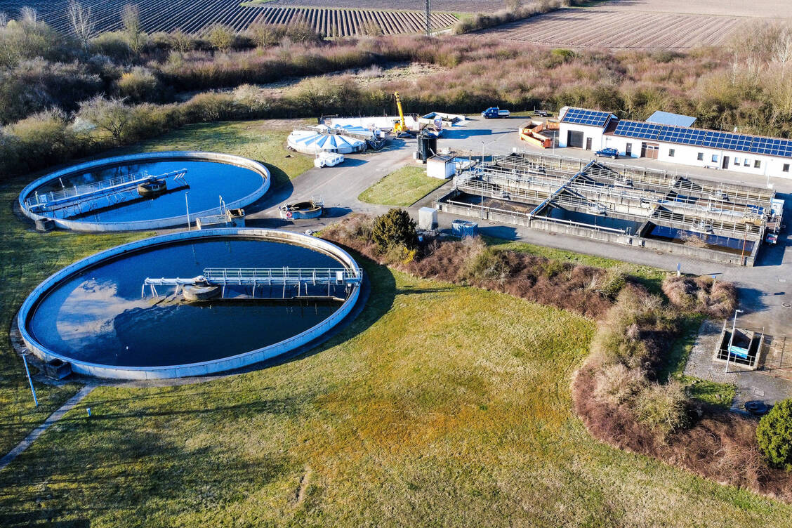 EU-Parlamentarier befürchten, dass wirtschaftlich ohnehin gefährdete Arzneimittel durch die EU-Abwasserrichtlinie KARL eingestellt werden könnten. / © Imago Images/Marc Schüler