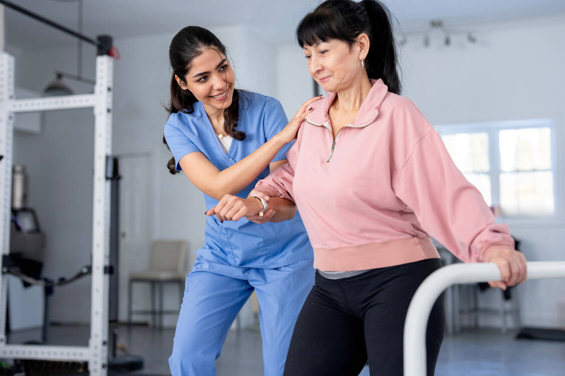 Fampridin in retardierter Form ist seit 2011 zur Behandlung von erwachsenen MS-Patienten mit Geh­be­hinderung zugelassen. Wenn es anschlägt, können sich Gehfähigkeit und -geschwindigkeit innerhalb kurzer Zeit verbessern. Der Arzneistoff kann nur wirken, wenn die Axone zwar demyelinisiert, aber noch intakt sind. / © Getty Images/FatCamera/Kaspi Creative Inc.