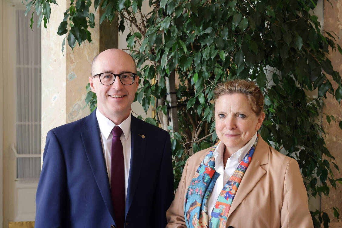Professor Dr. Robert Fürst und Dr. Ilse Zündorf / © PZ/Alois Müller