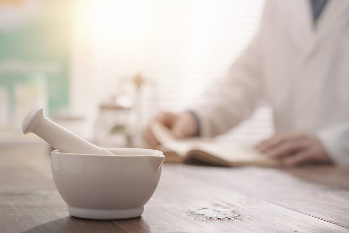 Der KVB-Vorstand droht mit Einforderung des Dispensierrechts, wenn die Apotheker weiter auf Impfungen in der Offizin setzen. / Foto: AdobeStock/StockPhotoPro