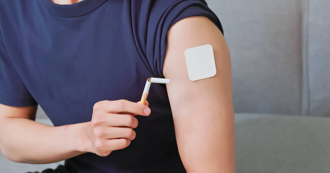 Nicotinpflaster können dabei helfen, mit dem Rauchen aufzuhören.  Aber es gibt auch andere Therapieoptionen. / © Getty Images/ PonyWang