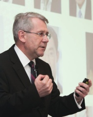 Karl- Heinz Resch (oben), ABDA-Geschäftsführer für Wirtschaft, Soziales und Verträge stellte den Wirtschafts­bericht für das Jahr 2011 vor.  Dr. Frank Diener (unten) von der Treuhand Hannover prognostizierte für die Ertragslage 2012 wenig Besserung.