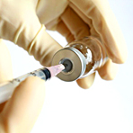 Neue Arzneistoffe: Bromfenac und Ipilimumab