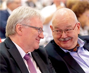 ABDA-­Vizepräsident ­Mathias Arnold und Fernsehjournalist Rolf-Dieter Krause schienen sich über die Gestaltung von Europa einig zu sein.