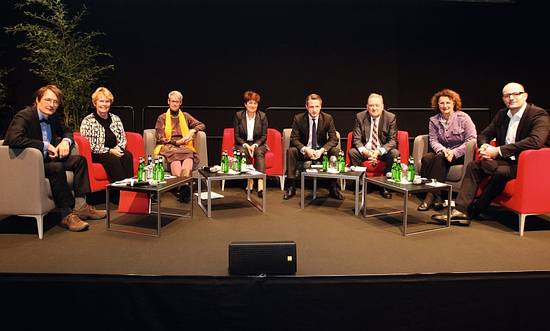 Im Arbeitskreis 3 diskutierten Gesundheitspolitiker der fünf Fraktionen im Bundestag mit Vertretern der Apotheker (von links): Karl Lauterbach (SPD), Martina Bunge (Die Linke), Birgitt Bender (Bündnis 90/Die Grünen), Karin Graf (Mitglied des geschäftsführenden Vorstandes der ABDA), Moderator Nikolaus Blome, Fritz Becker (DAV-Vorsitzender), Gabriele Molitor (FDP) und Jens Spahn (CDU).
