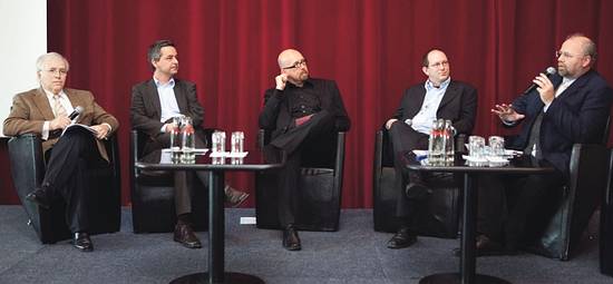 Diskutierten über die Rolle der Medien für Gesundheit und Selbstmedikation:  Dr. Klaus G. Brauer, Daniel Rücker, Thomas Bellartz (Moderation), Andreas Streim und Dr. Albrecht Kloepfer (von links).