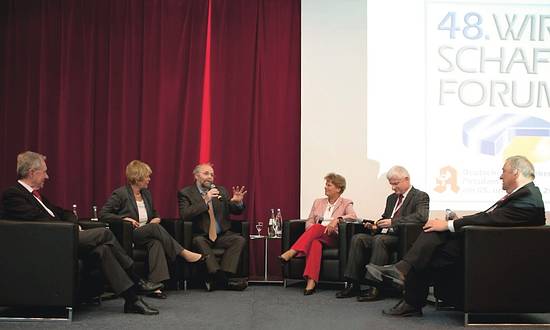 Podiumsdiskussion mit Hindernissen: Drei der geladenen Gäste hatten kurzfristig abgesagt. Der Moderator der Diskussion, Dr. Albrecht Kloepfer, Publizist, Politikberater und gelernter Literaturwissenschaftler, bewies Spontaneität in einer internationalen Runde.
