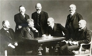 Die Marburger Professoren beim ­»Biologischen Kränzchen« 1910 (von links): stehend Paul Friedrich, Friedrich Schenck und August Gürber; sitzend Eugen ­Korschelt, Arthur Meyer, Rudolf Beneke, und Emil von Behring
<p class="fotonachweis">Alle Fotos: © Behring-Nachlass,  Philipps-Universität Marburg</p>