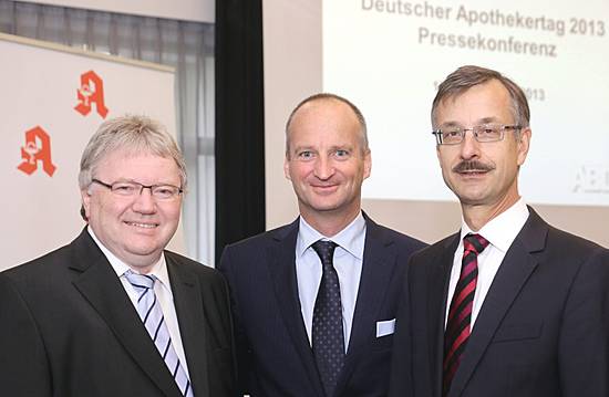 ABDA-Vizepräsident Mathias Arnold, ABDA-Präsident Friedemann Schmidt  und ABDA-Hauptgeschäftsführer  Sebastian Schmitz (von links)