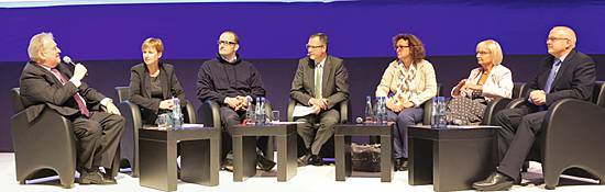 Die Teilnehmer der Podiumsdiskussion  von links: Fritz Becker,  Maria Klein-Schmeink (Grüne),  Jens Spahn (CDU), Moderator  Andreas Mihm, Gabriele Molitor (FDP),  Marlies Volkmer (SPD) und Andreas Kiefer