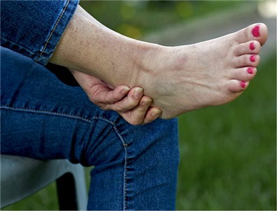 Gut zum Fuß: ein kühlender Massageroller belebt müde Füße.
<p class="fotonachweis">Foto: Fotolia/wingedwolf</p>