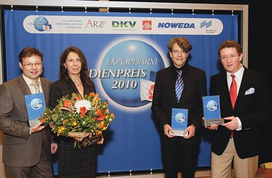Der Expopharm Medienpreis wurde im Rahmen eines stimmungsvollen Festaktes mit geladenen Gästen aus Politik, Gesundheitswesen und Medien am 6.10. im Münchner Künstlerhaus verliehen. Die glücklichen Gewinner (v. l. n. r): Tom Koch, Magdeburger Volksstimme; Sabina Wolf, Bayerischer Rundfunk; Dr. Ulrich Bahnsen, Die Zeit; Christian Siedenbiedel, Frankfurter Allgemeine Sonntagszeitung
