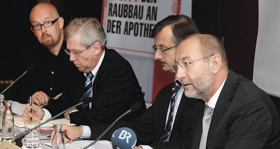 Bei der Eröffnungspressekonferenz informierten ABDA-Präsident Heinz-Günter Wolf, die ABDA-Geschäftsführer Dr. Sebastian Schmitz und Karl-Heinz Resch sowie Pressesprecher Thomas Bellartz (von rechts) über die aktuelle politische Lage.