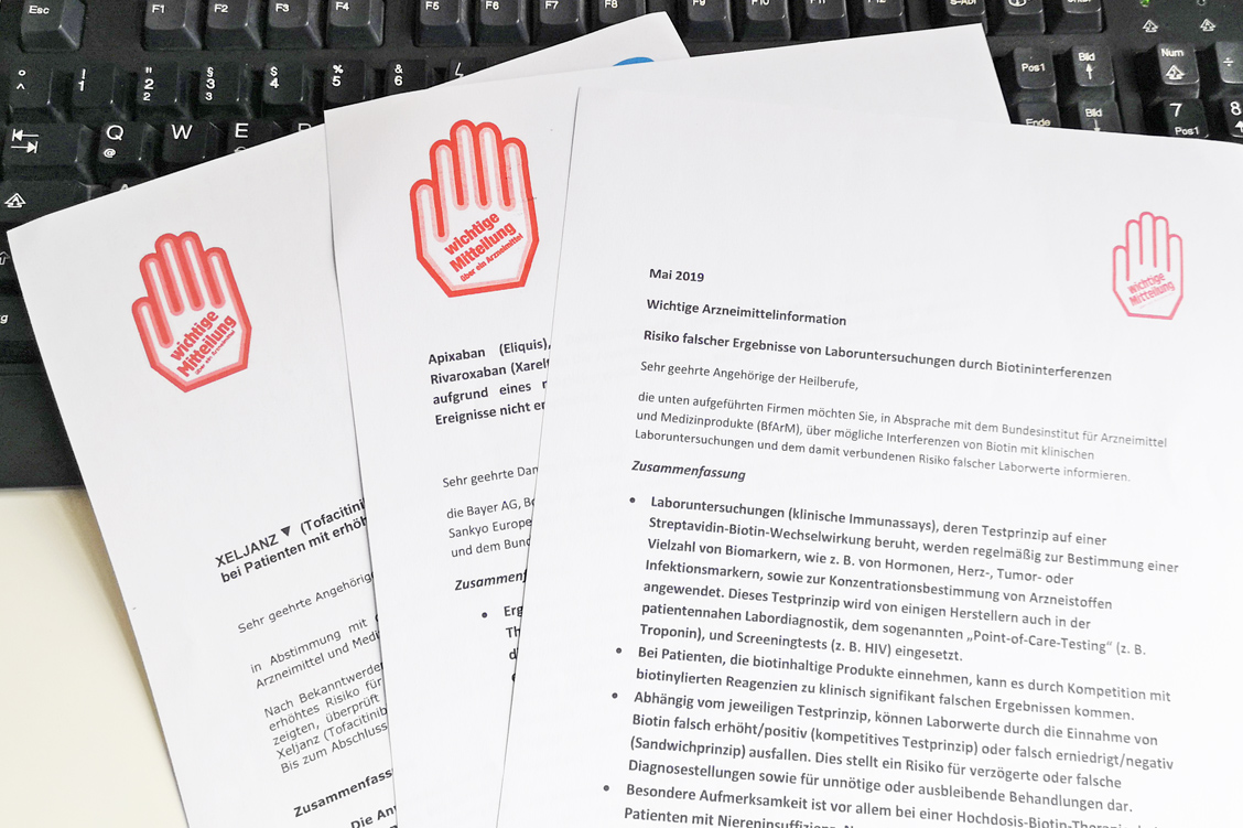 Statt auf Papier demnächst in der ABDA-Datenbank direkt verfügbar: Rote-Hand- und Informationsbriefe. / Foto: PZ/Daniela Hüttemann