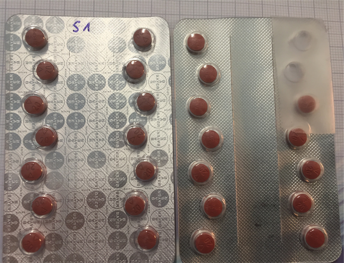 Bei den Fälschungen ist das aufgedruckte Bayer-Logo auf der Oberseite der Blister aus allen Winkeln immer erkennbar (links), während das Logo beim Originalprodukt nur im Streulicht (schräges Licht) schwach erkennbar ist. / Foto: BfArM