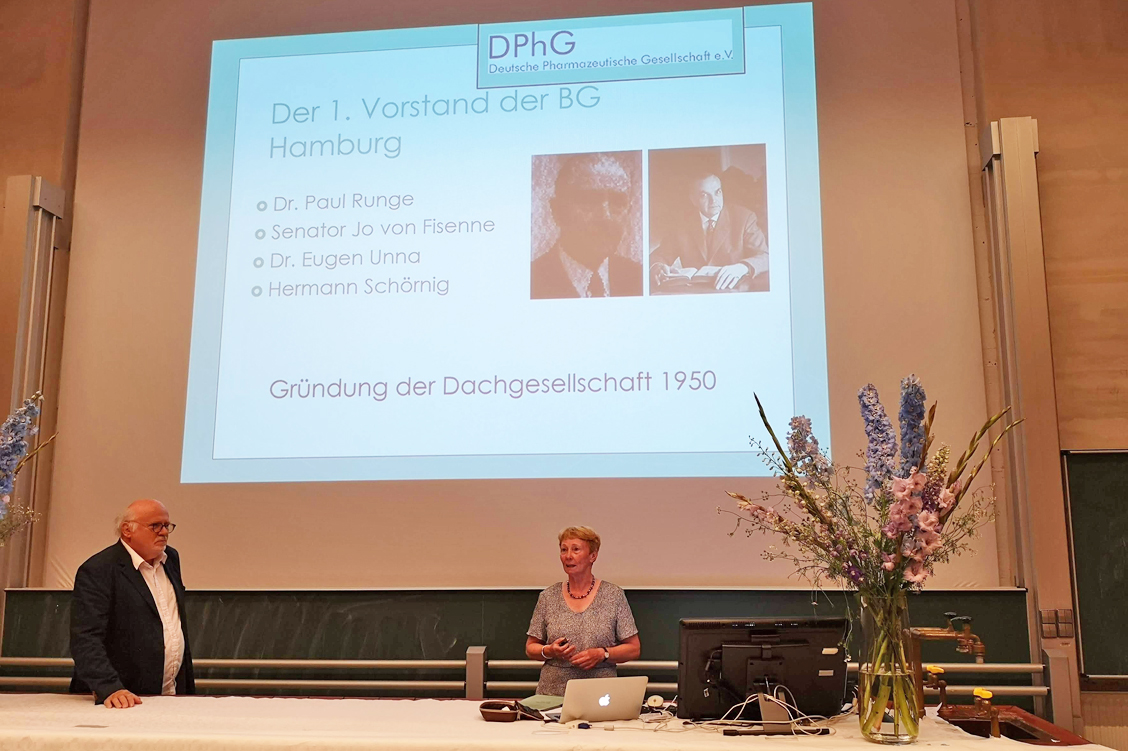 Professor Dr. Hans-Jürgen Duchstein und Professor Dr. Elisabeth Stahl-Biskup blickten zurück auf 600 Vorträge der DPhG-Landesgruppe Hamburg. / Foto: PZ/Daniela Hüttemann