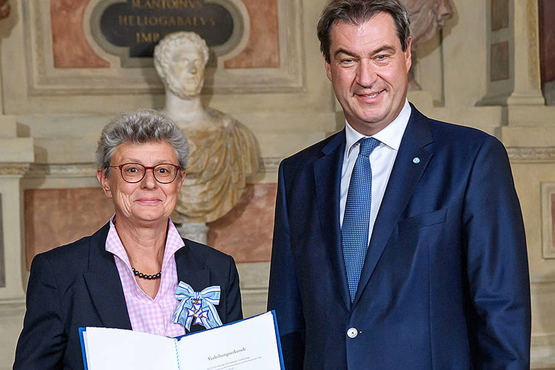 Für ihr herausragendes Engagement wurde Professor Dr. Ulrike Holzgrabe diese Woche mit dem Bayerischen Verdienstorden ausgezeichnet, verliehen durch Ministerpräsident Markus Söder. / Foto: Bayerische Staatskanzlei)/Joerg Koch