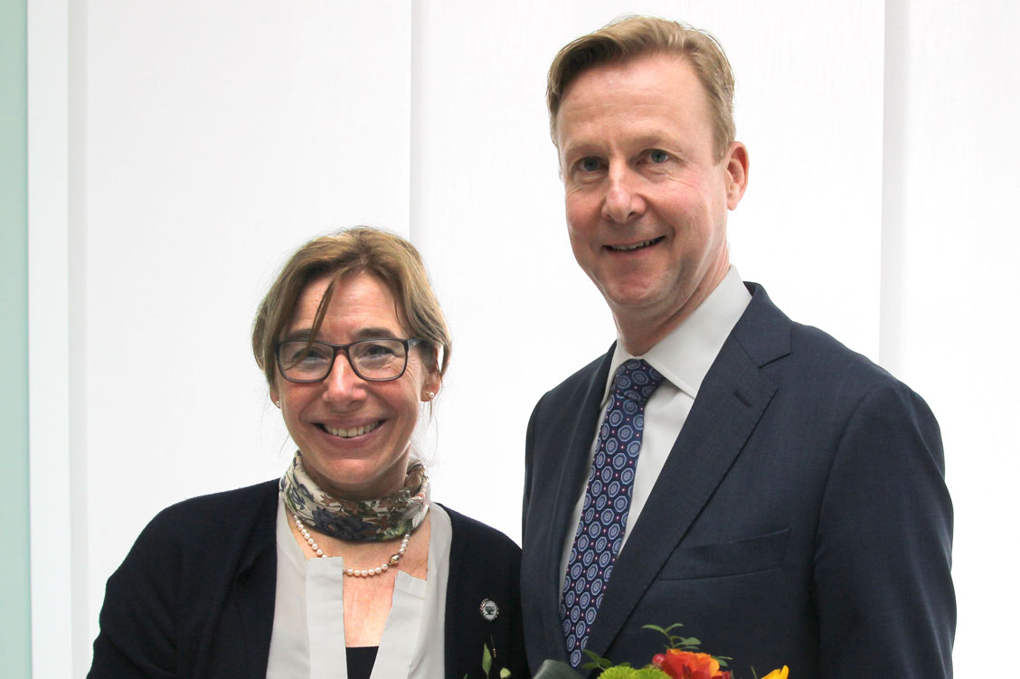 Kammerpräsidentin Gabriele Regina Overwiening wurde mit großer Mehrheit für eine weitere Amtszeit wiedergewählt. Ihr zur Seit steht weiterhin Frank Dieckerhoff. / Foto: AKWL/Sokolowski