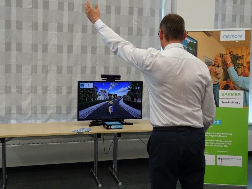 Die Spielkonsole MemoreBox soll Senioren in Pflegeheimen in Bewegung bringen. / Foto: Barmer