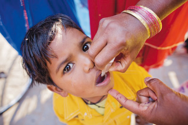 Die Schluckimpfung mit abgeschwächten Lebendviren wie hier in Pakistan soll helfen, das Virus auszurotten. Dies gelingt nur, wenn genügend Kinder geimpft werden. / Foto: Global Polio Eradication Initiative