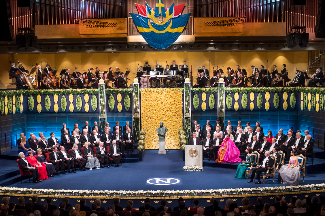 Verkündet werden die Geehrten Anfang Oktober, die eigentliche Preisverleihung findet am Todestag von Alfred Nobel, dem 10. Dezember, in Stockholm und Oslo statt. Hier ein Foto der Preisverleihung 2018 in Stockholm im Beisein der königlichen Familie. / Foto: Nobel Media AB/Nanaka Adachi