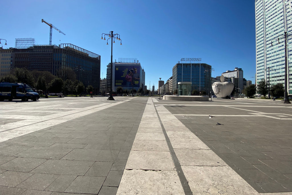 Platz vor dem Hauptbahnhof in Mailand: Das öffentliche Leben ist komplett zum Erliegen gekommen. / Foto: Getty Images/Vittorio Zunino Celotto