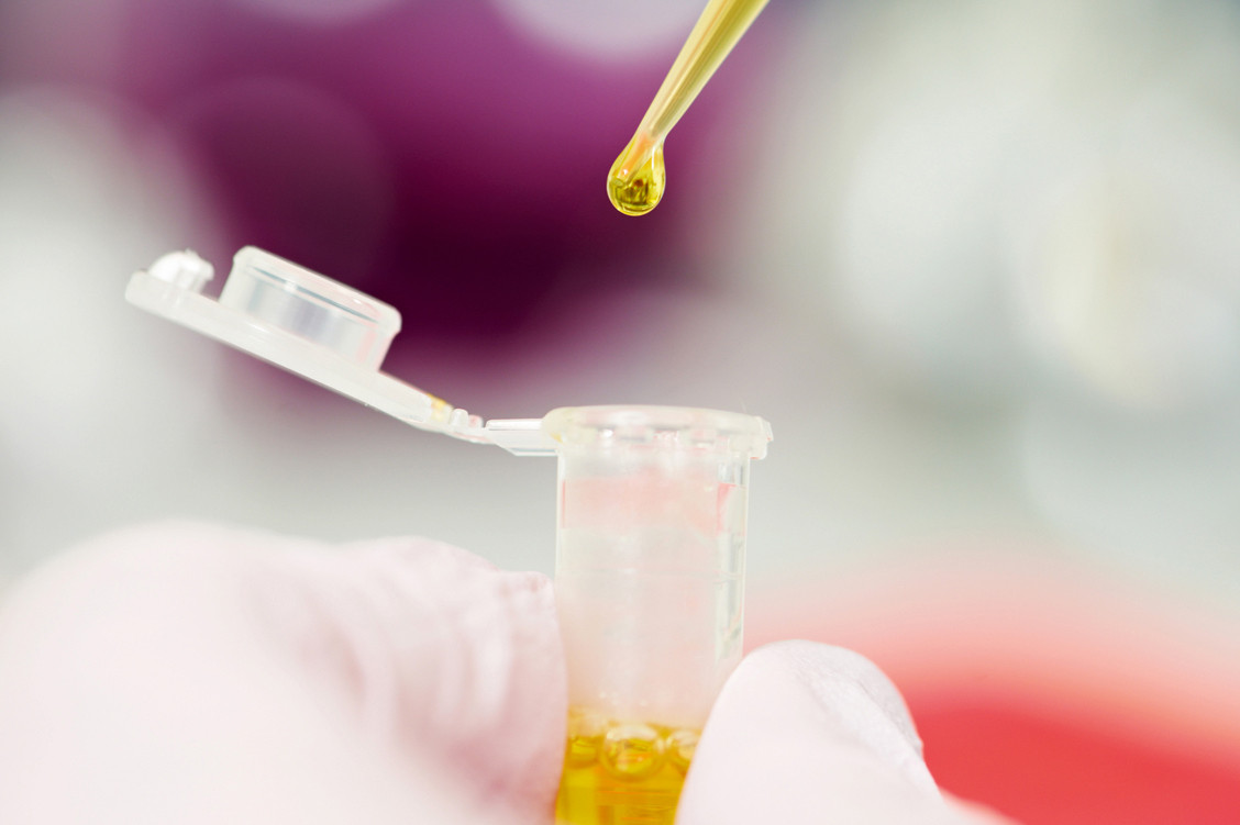Wissenschaftler können zwar mittlerweile in sehr kurzer Zeit Wirkstofftargets neuer Erreger bestimmten und passende Substanzen designen. Das erspart jedoch nicht die jahrelange Testung an Zellen, Tiermodellen und Probanden. / Foto: Shutterstock/Dmitry Kalinovsky