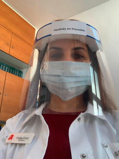 Ceylan Uzun, Inhaberin der Apotheke am Kreuzstein, in Schutzausrüstung / Foto: privat